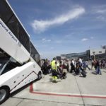 Passagiere auf dem Vorfeld des Dortmund Airport, beim Einstieg in ein Flugzeug.