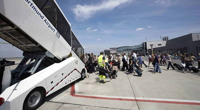 Dortmund Airport führt Winterflugplan mit neuen Flugrouten ein Passagiere auf dem Vorfeld des Dortmund Airport, beim Einstieg in ein Flugzeug.