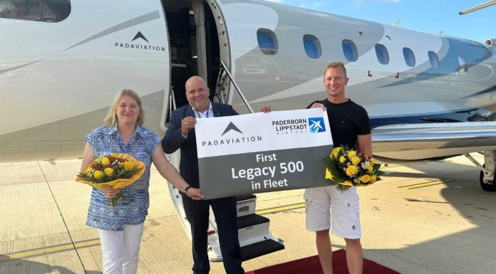 PAD Aviation Service steigt mit Embraer Legacy 500 in Super Mid-Size-Jet-Klasse ein Christiane und Geoffrey Wittland (links und rechts, beide PAD Aviation Service GmbH), Roland Hüser (mitte)