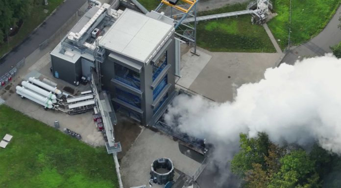 DLR Lampoldshausen führt Heißlauftest für Ariane-6-Oberstufe durch Anspruchsvolle Tests für den Einsatz im Weltall