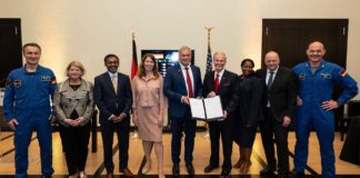 Artemis-Programm - Gemeinsam für eine friedliche Erkundung des Weltraums: Der deutsche ESA-Astronaut Matthias Maurer, Stellvertretende NASA-Administratorin Pam Melroy, Exekutivsekretär des Nationalen Weltraumrates Chirag Parikh, Koordinatorin der Bundesregierung für die deutsche Luft- und Raumfahrt, Dr. Anna Christmann, NASA-Administrator Bill Nelson, Generaldirektor der Deuschen Raumfahrtagentur im DLR, Dr. Walther Pelzer, Unterabteilungsleiterin für Ozeane, Internationale Umweltentwicklung und Wissenschaftliche Angelegenheiten im US-Außenminsiterium, Jennifer R. Littlejohn, Deutscher Botschafter in den USA, Andreas Michaelis, und der deutsche ESA-Astronaut Alexander Gerst posieren für ein Gruppenbild in der Residenz des Deutschen Botschafters in Washington (von links).