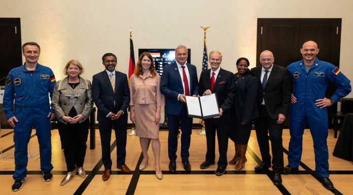 Weltraumerforschung: Deutschland unterzeichnet Artemis Accords Artemis-Programm - Gemeinsam für eine friedliche Erkundung des Weltraums: Der deutsche ESA-Astronaut Matthias Maurer, Stellvertretende NASA-Administratorin Pam Melroy, Exekutivsekretär des Nationalen Weltraumrates Chirag Parikh, Koordinatorin der Bundesregierung für die deutsche Luft- und Raumfahrt, Dr. Anna Christmann, NASA-Administrator Bill Nelson, Generaldirektor der Deuschen Raumfahrtagentur im DLR, Dr. Walther Pelzer, Unterabteilungsleiterin für Ozeane, Internationale Umweltentwicklung und Wissenschaftliche Angelegenheiten im US-Außenminsiterium, Jennifer R. Littlejohn, Deutscher Botschafter in den USA, Andreas Michaelis, und der deutsche ESA-Astronaut Alexander Gerst posieren für ein Gruppenbild in der Residenz des Deutschen Botschafters in Washington (von links).