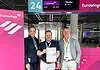 Dortmund Airport ausgezeichnet als beste deutsche Eurowings Station | Guido Miletic (rechts) und Nicole Kompa (links) nehmen den Award stellvertretend von Eurowings Base Manager Michael Fanto (Mitte) entgegen.