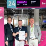 Dortmund Airport ausgezeichnet als beste deutsche Eurowings Station | Guido Miletic (rechts) und Nicole Kompa (links) nehmen den Award stellvertretend von Eurowings Base Manager Michael Fanto (Mitte) entgegen.