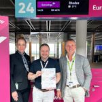 Flughafen Dortmund als beste deutsche Eurowings Station ausgezeichnet Dortmund Airport ausgezeichnet als beste deutsche Eurowings Station | Guido Miletic (rechts) und Nicole Kompa (links) nehmen den Award stellvertretend von Eurowings Base Manager Michael Fanto (Mitte) entgegen.