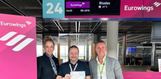 Dortmund Airport ausgezeichnet als beste deutsche Eurowings Station | Guido Miletic (rechts) und Nicole Kompa (links) nehmen den Award stellvertretend von Eurowings Base Manager Michael Fanto (Mitte) entgegen.