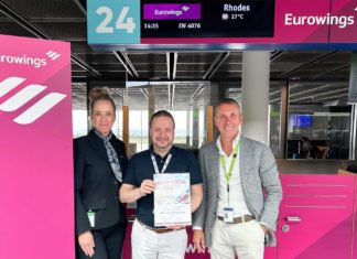 Dortmund Airport ausgezeichnet als beste deutsche Eurowings Station | Guido Miletic (rechts) und Nicole Kompa (links) nehmen den Award stellvertretend von Eurowings Base Manager Michael Fanto (Mitte) entgegen.