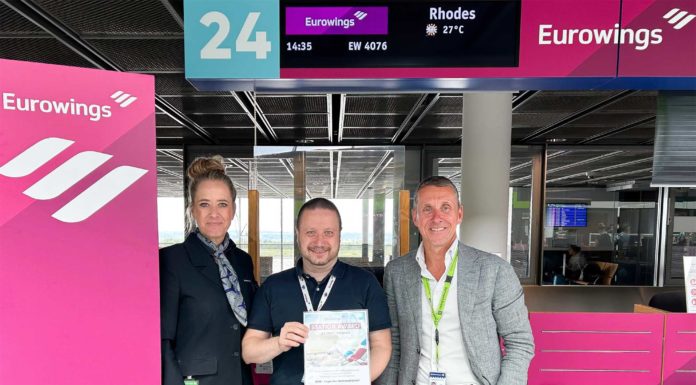 Flughafen Dortmund als beste deutsche Eurowings Station ausgezeichnet Dortmund Airport ausgezeichnet als beste deutsche Eurowings Station | Guido Miletic (rechts) und Nicole Kompa (links) nehmen den Award stellvertretend von Eurowings Base Manager Michael Fanto (Mitte) entgegen.