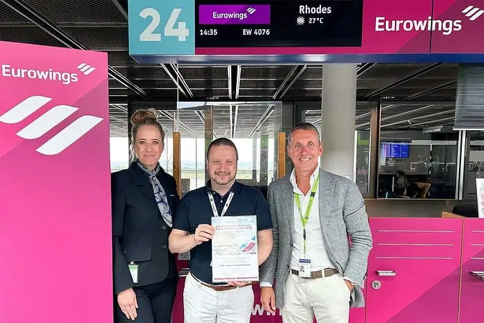 Dortmund Airport ausgezeichnet als beste deutsche Eurowings Station | Guido Miletic (rechts) und Nicole Kompa (links) nehmen den Award stellvertretend von Eurowings Base Manager Michael Fanto (Mitte) entgegen.