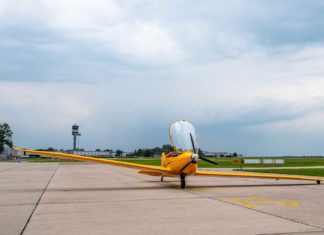 Kleinflugzeug Elektra Trainer am Flughafen Hannover