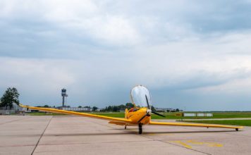 Kleinflugzeug Elektra Trainer am Flughafen Hannover