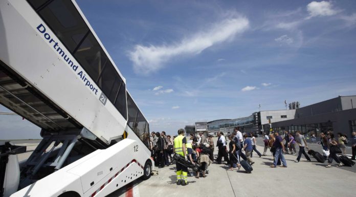 Dortmund Airport: Wachstum und Ausbau des Flugangebots im ersten Halbjahr Passagiere auf dem Vorfeld des Dortmund Airport, beim Einstieg in ein Flugzeug.