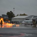 Der Flughafen Paderborn/Lippstadt probt Ernstfall eines Absturzes eines Kunstflugzeuges auf dem Vorfeld bei einer Flugshow auf dem Außengelände.