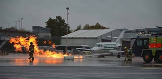 Der Flughafen Paderborn/Lippstadt probt Ernstfall eines Absturzes eines Kunstflugzeuges auf dem Vorfeld bei einer Flugshow auf dem Außengelände.