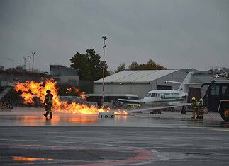 Der Flughafen Paderborn/Lippstadt probt Ernstfall eines Absturzes eines Kunstflugzeuges auf dem Vorfeld bei einer Flugshow auf dem Außengelände.