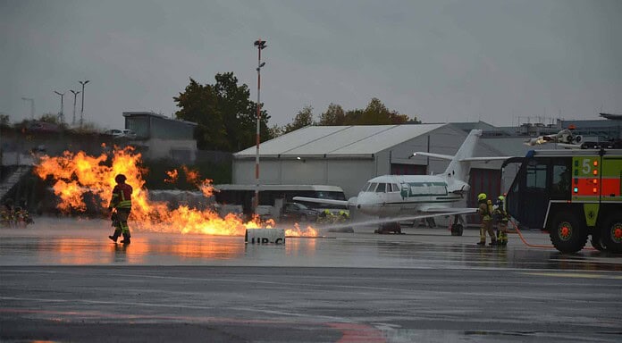Absturz eines Kunstflugzeuges: Flughafen Paderborn/Lippstadt probt Ernstfall Der Flughafen Paderborn/Lippstadt probt Ernstfall eines Absturzes eines Kunstflugzeuges auf dem Vorfeld bei einer Flugshow auf dem Außengelände.