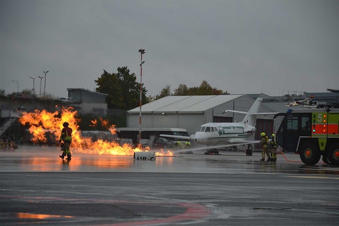 Der Flughafen Paderborn/Lippstadt probt Ernstfall eines Absturzes eines Kunstflugzeuges auf dem Vorfeld bei einer Flugshow auf dem Außengelände.