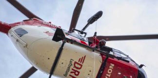 Ein Hubschrauber des Typs H145 mit Fünfblattrotor und Rettungswinde.