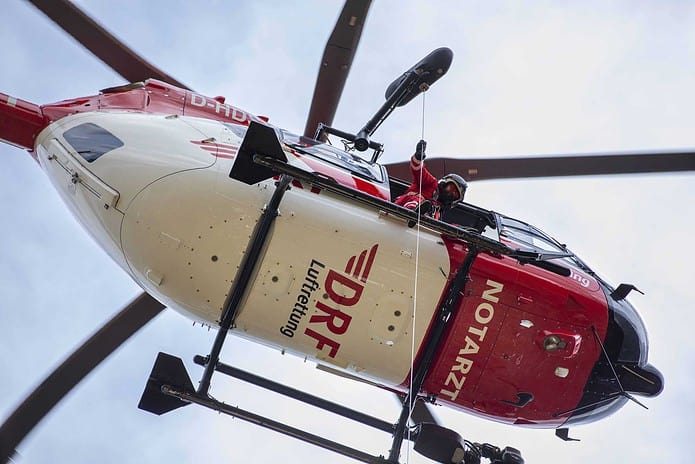 Ein Hubschrauber des Typs H145 mit Fünfblattrotor und Rettungswinde.