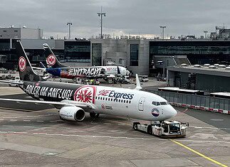 Boeing 737 von SunExpress mit der neuen Eintracht Frankfurt-Lackierung.