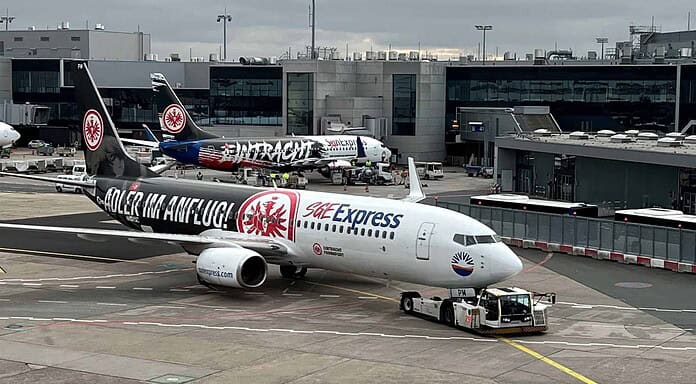SunExpress fliegt mit neuer Eintracht Frankfurt-Sonderlackierung Boeing 737 von SunExpress mit der neuen Eintracht Frankfurt-Lackierung.
