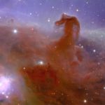 Der Pferdekopfnebel im Orion ist Teil einer großen kalten Gas- und Staubwolke, die in weiß-orangen Farben sichtbar ist. Aus dem Nebel in der unteren Hälfte des Bildes zeichnet sich eine orangefarbene Wolke in Form eines Pferdekopfes ab. Dieser Nebel hüllt junge Sterne wie in einen Kokon. Viele andere Teleskope haben Bilder des Pferdekopfnebels aufgenommen. Aber keines von ihnen ist in der Lage, ein so scharfes und weiteräumiges Bild mit nur einer Beobachtung wie dieses zu erzeugen.