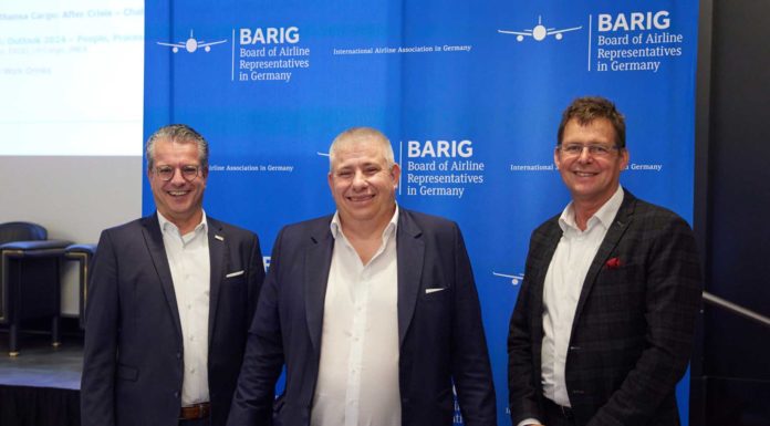 BARIG begrüßt Flughafen Düsseldorf als neuen Partner V.l.n.r.: Ulrich Topp, Director Aviation Business Development, und Dr. Henning Pfisterer, Senior Vice President Aviation und Accountable Manager, vom Flughafen Düsseldorf gemeinsam mit Michael Hoppe, BARIG Chairman und Executive Director. Austausch mit den Airlines auf der BARIG Vollversammlung.