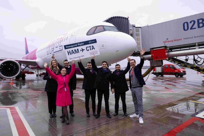 Wizz Air feiert ersten Flug von Hamburg nach Catania (Sizilien, Italien).