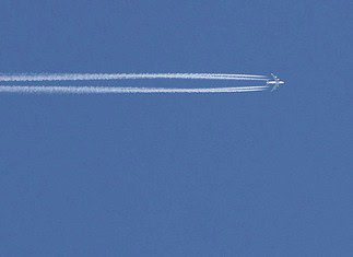 Kondensstreifen-Zirren am Himmel