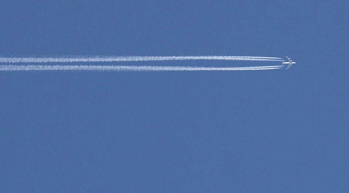 Klimaverträgliches Fliegen: Klimawirkung von Kondensstreifen vermeiden Kondensstreifen-Zirren am Himmel