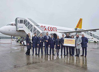 Dortmund Airport, Flugfeld, Erstflug nach Istanbul, Crew der Maschine, Vertreter des Flughafens