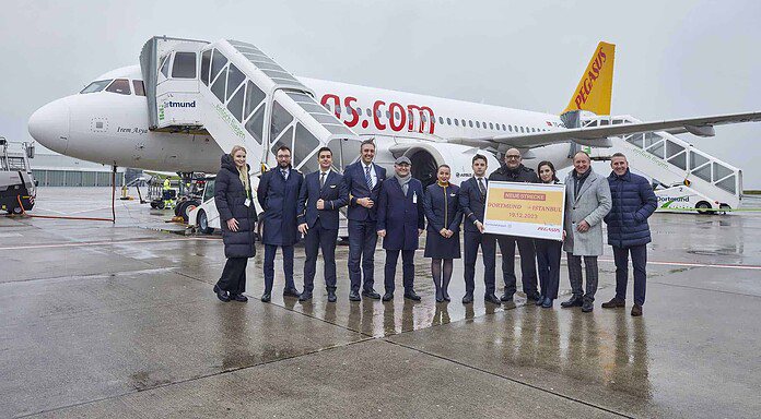 Pegasus Airlines erhöht Flugangebot nach Istanbul ab Dortmund Airport Dortmund Airport, Flugfeld, Erstflug nach Istanbul, Crew der Maschine, Vertreter des Flughafens