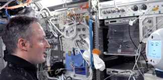 CIMON: Wissenschaftspremiere im All: Als „Crewmitglied“ ist CIMON (Crew Interactive MObile companioN) ein fliegender und smarter Astronautenassistent. Ausgestattet mit Künstlicher Intelligenz (KI) soll er die Astronautinnen und Astronauten im „klassischen“ Sinne der Mensch-Maschine-Interaktion bei ihrer täglichen Arbeit unterstützen und noch effizienteres Arbeiten auf der Raumstation ermöglichen. Nach der erfolgreichen Technologiedemonstration mit Alexander Gerst (im Bild), Luca Parmitano und Matthias Maurer soll CIMON mit Marcus Wandt zum ersten Mal wissenschaftlich in Betrieb gehen.