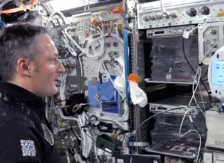 CIMON: Wissenschaftspremiere im All: Als „Crewmitglied“ ist CIMON (Crew Interactive MObile companioN) ein fliegender und smarter Astronautenassistent. Ausgestattet mit Künstlicher Intelligenz (KI) soll er die Astronautinnen und Astronauten im „klassischen“ Sinne der Mensch-Maschine-Interaktion bei ihrer täglichen Arbeit unterstützen und noch effizienteres Arbeiten auf der Raumstation ermöglichen. Nach der erfolgreichen Technologiedemonstration mit Alexander Gerst (im Bild), Luca Parmitano und Matthias Maurer soll CIMON mit Marcus Wandt zum ersten Mal wissenschaftlich in Betrieb gehen.