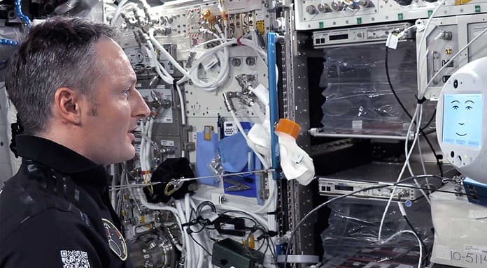 ESA-Mission ‚Muninn‘: Marcus Wandt startet mit SpaceX Dragon-Kapsel zur ISS CIMON: Wissenschaftspremiere im All: Als „Crewmitglied“ ist CIMON (Crew Interactive MObile companioN) ein fliegender und smarter Astronautenassistent. Ausgestattet mit Künstlicher Intelligenz (KI) soll er die Astronautinnen und Astronauten im „klassischen“ Sinne der Mensch-Maschine-Interaktion bei ihrer täglichen Arbeit unterstützen und noch effizienteres Arbeiten auf der Raumstation ermöglichen. Nach der erfolgreichen Technologiedemonstration mit Alexander Gerst (im Bild), Luca Parmitano und Matthias Maurer soll CIMON mit Marcus Wandt zum ersten Mal wissenschaftlich in Betrieb gehen.