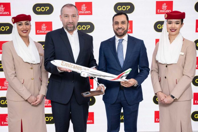 Von links nach rechts: Peer Winter, Chief Distribution Officer GO7, Adnan Kazim, Emirates' Deputy President and Chief Commercial Officer