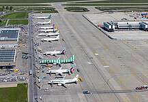 Luftaufnahme Terminal T1 mit geparkten Flugzeugen auf dem Vorfeld