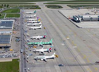 Luftaufnahme Terminal T1 mit geparkten Flugzeugen auf dem Vorfeld