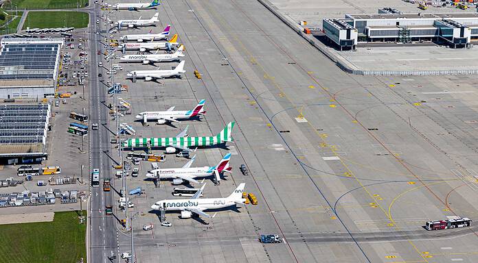 Flughafen München verzeichnet 14% mehr Fluggäste im 1. Quartal 2024 Luftaufnahme Terminal T1 mit geparkten Flugzeugen auf dem Vorfeld