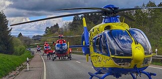 Christoph 41 und Christoph 54 eilen zu Großeinsatz im Schwarzwald, hohe Einsatzbereitschaft.