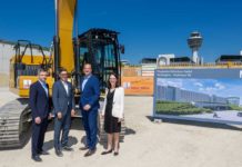 Flughafen München startet Bau des neuen Parkhauses P8 Max Bögl, Gesellschafter Max Bögl Bauservice GmbH & Co. KG, Jens Arndt, Leiter Real Estate der Flughafen München GmbH (FMG), Jan-Henrik Andersson, Geschäftsführer Commercial und Security und Nathalie Leroy, Geschäftsführerin Finanzen und Infrastruktur (von links nach rechts) läuteten heute zusammen mit den Projektbeteiligten offiziell den Baubeginn des neuen Parkhausen P8 ein.