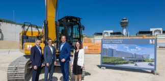 Max Bögl, Gesellschafter Max Bögl Bauservice GmbH & Co. KG, Jens Arndt, Leiter Real Estate der Flughafen München GmbH (FMG), Jan-Henrik Andersson, Geschäftsführer Commercial und Security und Nathalie Leroy, Geschäftsführerin Finanzen und Infrastruktur (von links nach rechts) läuteten heute zusammen mit den Projektbeteiligten offiziell den Baubeginn des neuen Parkhausen P8 ein.