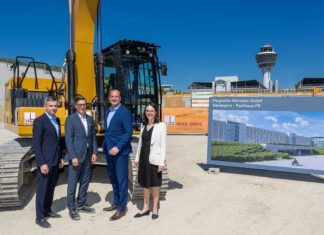 Max Bögl, shareholder of Max Bögl Bauservice GmbH & Co. KG, Jens Arndt, Head of Real Estate at Munich Airport GmbH (FMG), Jan-Henrik Andersson, Managing Director of Commercial and Security, and Nathalie Leroy, Managing Director of Finance and Infrastructure (from left to right), together with the project participants, officially kicked off the construction of the new P8 parking garage today.