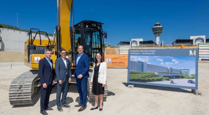 Flughafen München startet Bau des neuen Parkhauses P8 Max Bögl, Gesellschafter Max Bögl Bauservice GmbH & Co. KG, Jens Arndt, Leiter Real Estate der Flughafen München GmbH (FMG), Jan-Henrik Andersson, Geschäftsführer Commercial und Security und Nathalie Leroy, Geschäftsführerin Finanzen und Infrastruktur (von links nach rechts) läuteten heute zusammen mit den Projektbeteiligten offiziell den Baubeginn des neuen Parkhausen P8 ein.