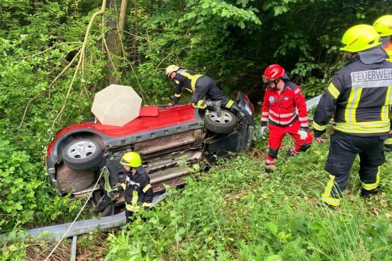 DRF-Hubschraubercrew des Chrisatoph 44 entdeckt Fahrzeug an Böschung