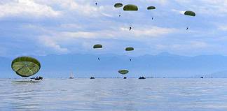 Bundeswehrübung: Fallschirmjäger springen in den Bodensee