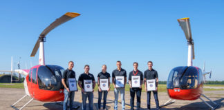 Gruppenbild der sechs Absolventen der DRF-Akademie nach der Ausbildung zum Berufshubschrauberpiloten (v.l.n.r.): Micha Lehmann, Marcus Sporer, Annkatrin Büche, Julian Schiemann, Niklas Kraiczek, Julien Vandenabeele