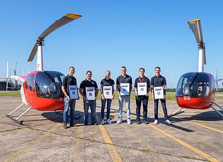 Gruppenbild der sechs Absolventen der DRF-Akademie nach der Ausbildung zum Berufshubschrauberpiloten (v.l.n.r.): Micha Lehmann, Marcus Sporer, Annkatrin Büche, Julian Schiemann, Niklas Kraiczek, Julien Vandenabeele