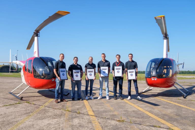 Gruppenbild der sechs Absolventen der DRF-Akademie nach der Ausbildung zum Berufshubschrauberpiloten (v.l.n.r.): Micha Lehmann, Marcus Sporer, Annkatrin Büche, Julian Schiemann, Niklas Kraiczek, Julien Vandenabeele