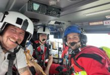 Dramatische Luftrettung auf dem Rhein: Frau vor Strömung gerettet Teamwork zahlt sich aus: HEMS TC Henning Behrens, Hubschraubernotarzt Dr. med. Jörg Hanusch und RSH Wasser der Bergwacht, Daniel Behringer in der Kabine von Christoph 54.